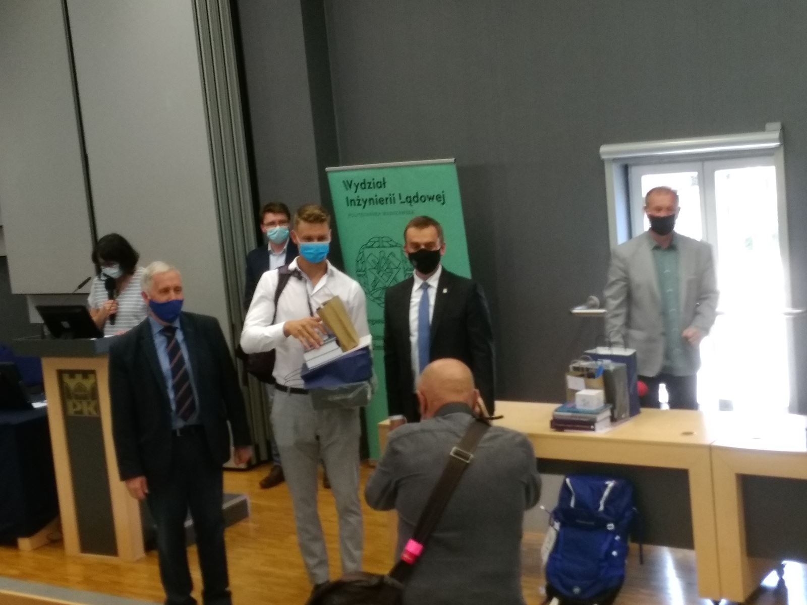 Wreczenie nagrod dla Mariusza Miki przez Rektora i Dziekana PK