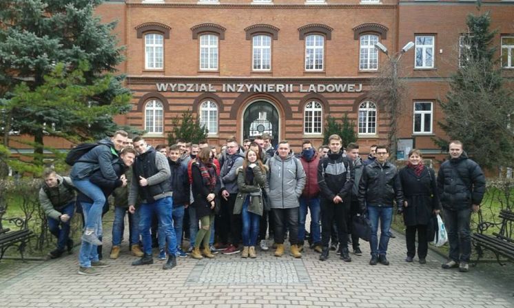 Uczniowie z „budowlanki” po zajęciach laboratoryjnych na Politechnice Krakowskiej